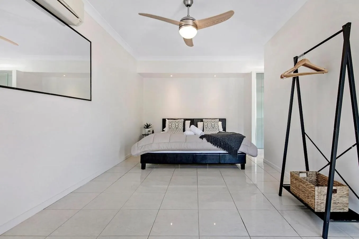 Sandy Shores - Large Family Retreat Gold Coast