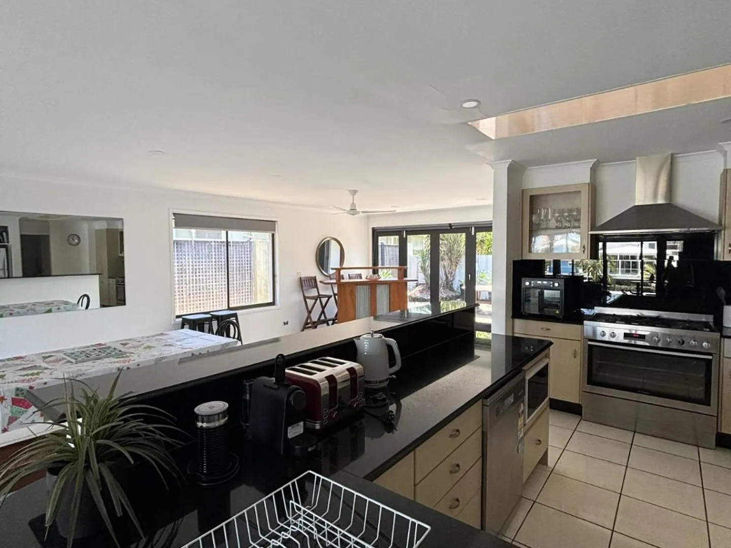 Sandy Shores - Large Family Retreat Gold Coast Australia
